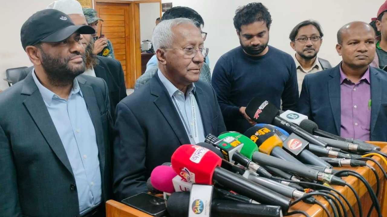 ইসি সচিব আখতার আহমেদ: তারেক রহমান ভোটার নন, আবেদন করলে ভোট দিতে পারবেন