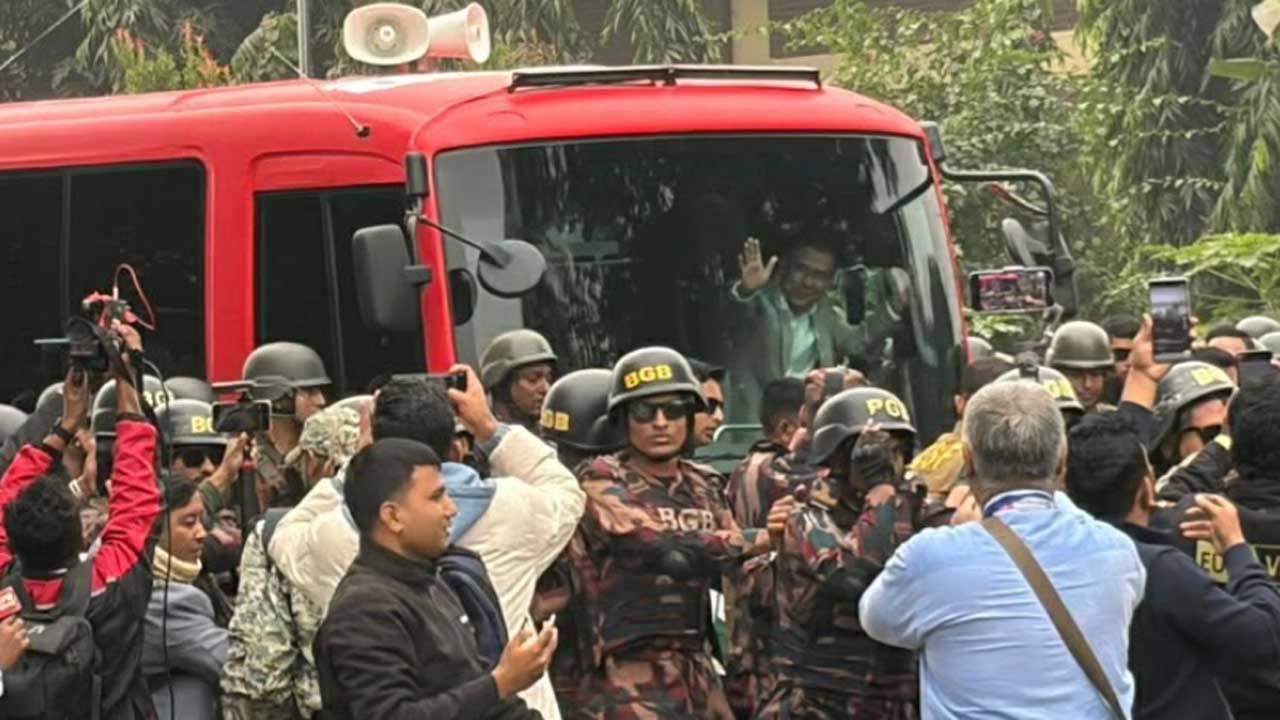 <h5>৩০০ ফিট সড়ক যেন জনসমুদ্র</h5> <h3>বাসে করে ৩০০ ফিটের পথে তারেক রহমান</h3>