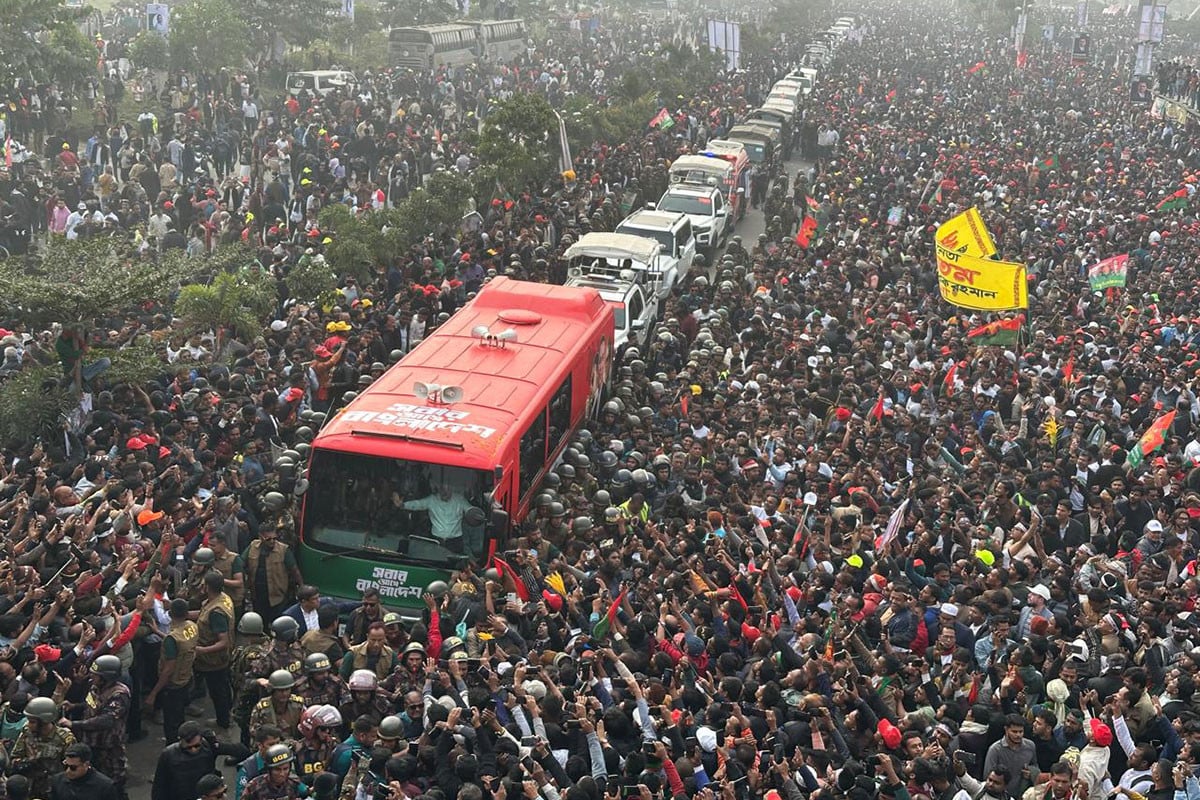 <h5>জুলাই ৩৬ এক্সপ্রেসওয়েতে</h5> <h3>সংবর্ধনাস্থলে তারেক রহমান, স্বাগত জানাতে জনতার ঢল</h3>