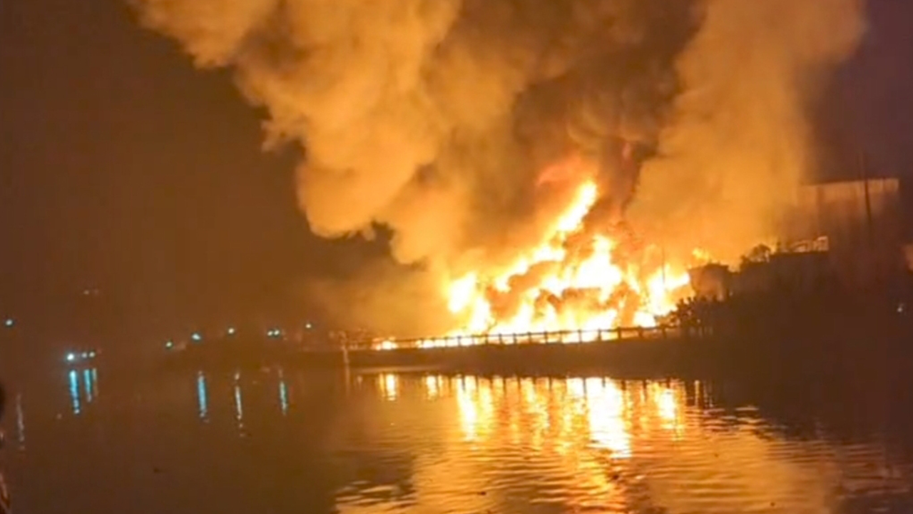 চট্টগ্রামে ঝুটের গুদামে অগ্নিকাণ্ড, নিয়ন্ত্রণে চার ইউনিট