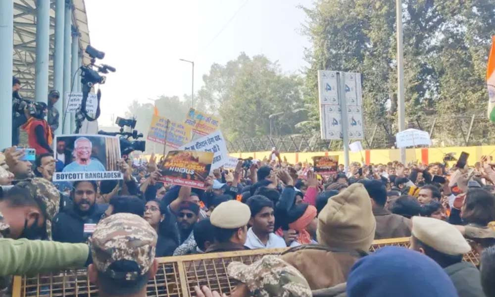 নয়াদিল্লিতে বাংলাদেশ হাইকমিশনের সামনে উত্তেজনা, ব্যারিকেড ভাঙার চেষ্টা