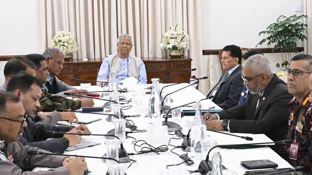প্রধান উপদেষ্টার নেতৃত্বে বৈঠক: যেকোনো মূল্যে আইনশৃঙ্খলা স্বাভাবিক রাখার নির্দেশ
