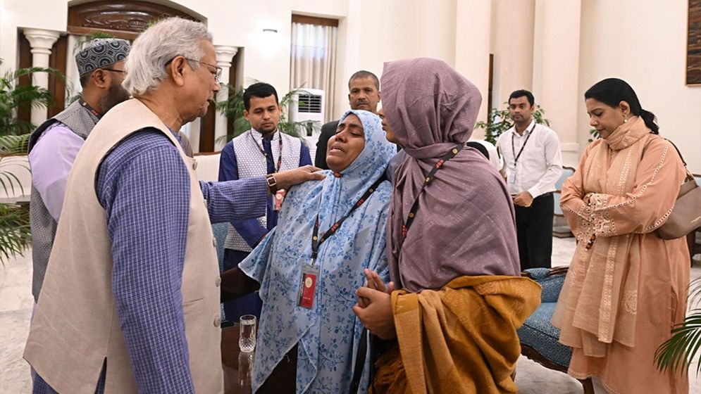 হাদির পরিবারের সঙ্গে প্রধান উপদেষ্টার সাক্ষাৎ, সর্বোত্তম চিকিৎসার আশ্বাস