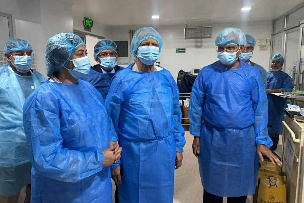 খালেদা জিয়ার স্বাস্থ্যের খোঁজ নিতে এভারকেয়ারে প্রধান উপদেষ্টা
