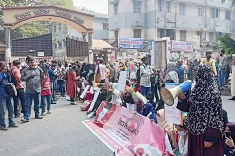 ৫ দাবি নিয়ে ইডেন কলেজের শিক্ষার্থীদের সড়ক অবরোধ