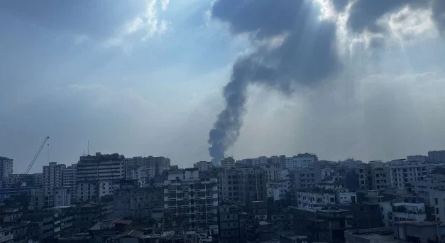 পুরান ঢাকায় প্লাস্টিকের গোডাউনে আগুন, নিয়ন্ত্রণে ছয় ইউনিট