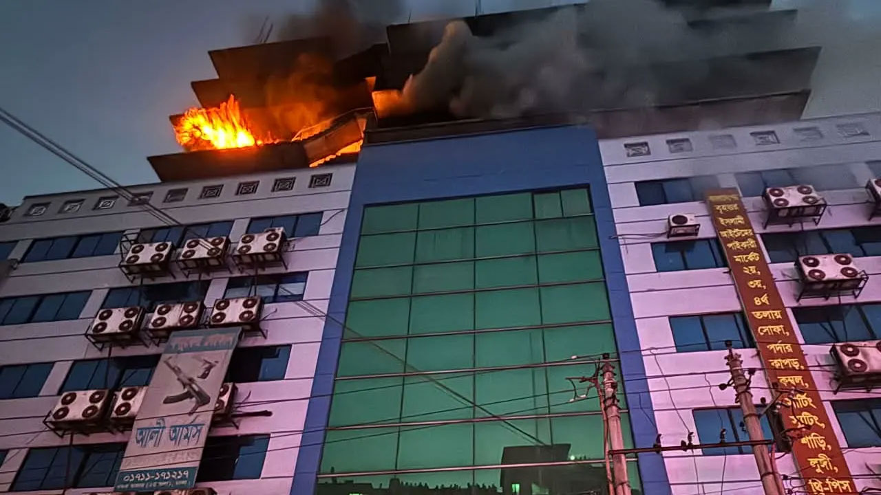 গুলিস্তান জিরো পয়েন্টে বাণিজ্যিক ভবনে আগুন