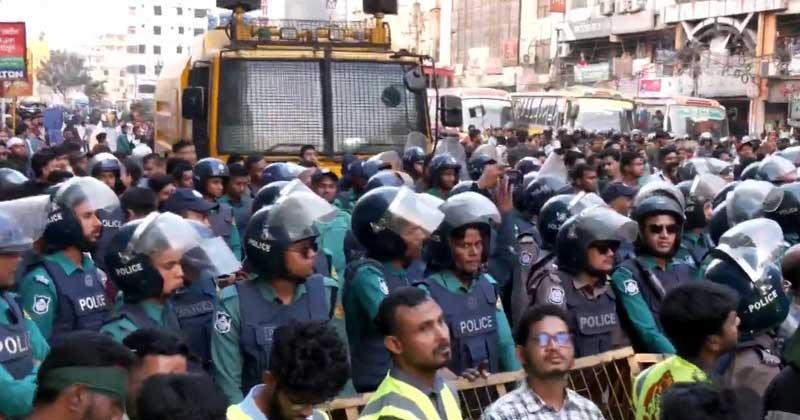 জুলাই ঐক্যের ‘মার্চ টু ইন্ডিয়ান হাইকমিশন’ কর্মসূচিতে পুলিশের বাধা
