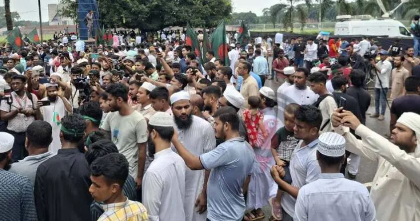 হাদির জানাজা ঘিরে মানিক মিয়া এভিনিউয়ে মানুষের ঢল