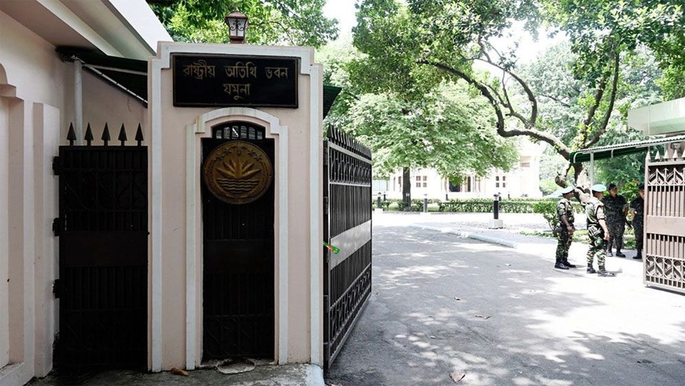 রাজনৈতিক দলগুলোর সঙ্গে বিশেষ বৈঠকে প্রধান উপদেষ্টা
