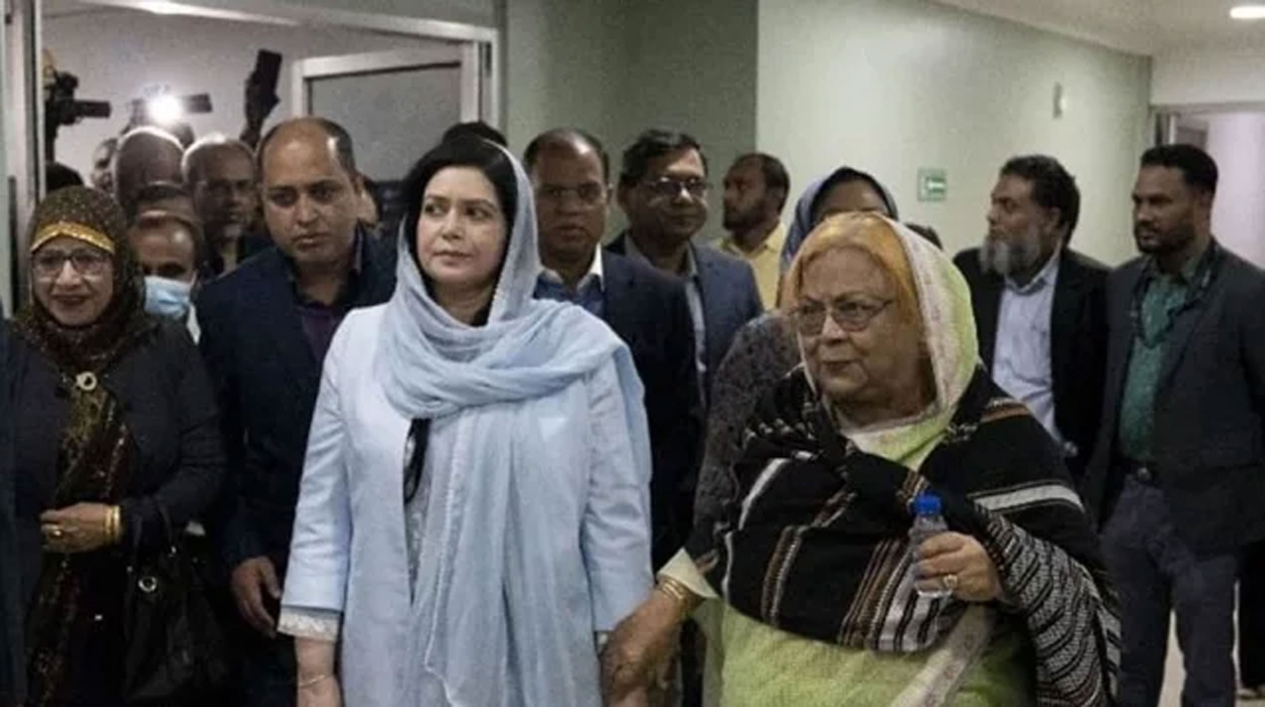 <h5>এভারকেয়ার হাসপাতালে পরিস্থিতি পর্যবেক্ষণ</h5> <h3>খালেদা জিয়ার পাশে জুবাইদা রহমান</h3>