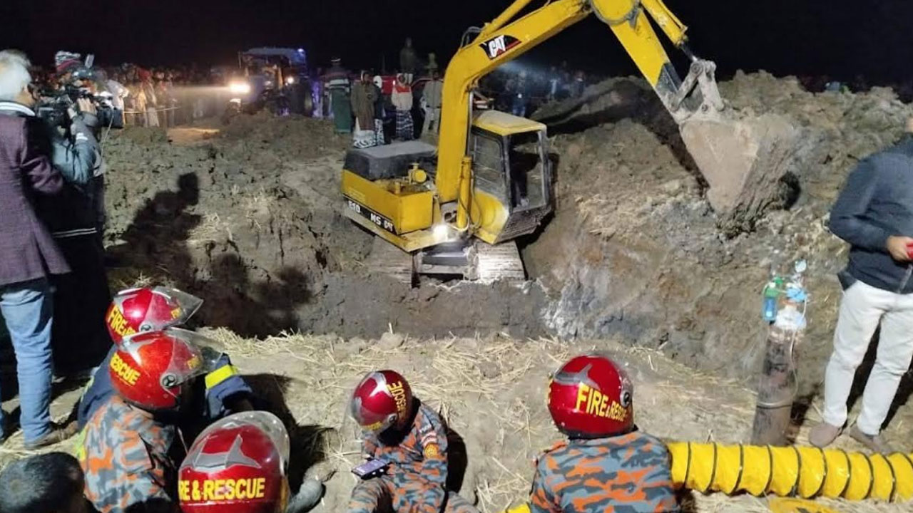 ১৭ ঘণ্টা পরও উদ্ধার হয়নি শিশু স্বাধীন, তানোরে সুড়ঙ্গ খোঁড়ার চেষ্টা অব্যাহত