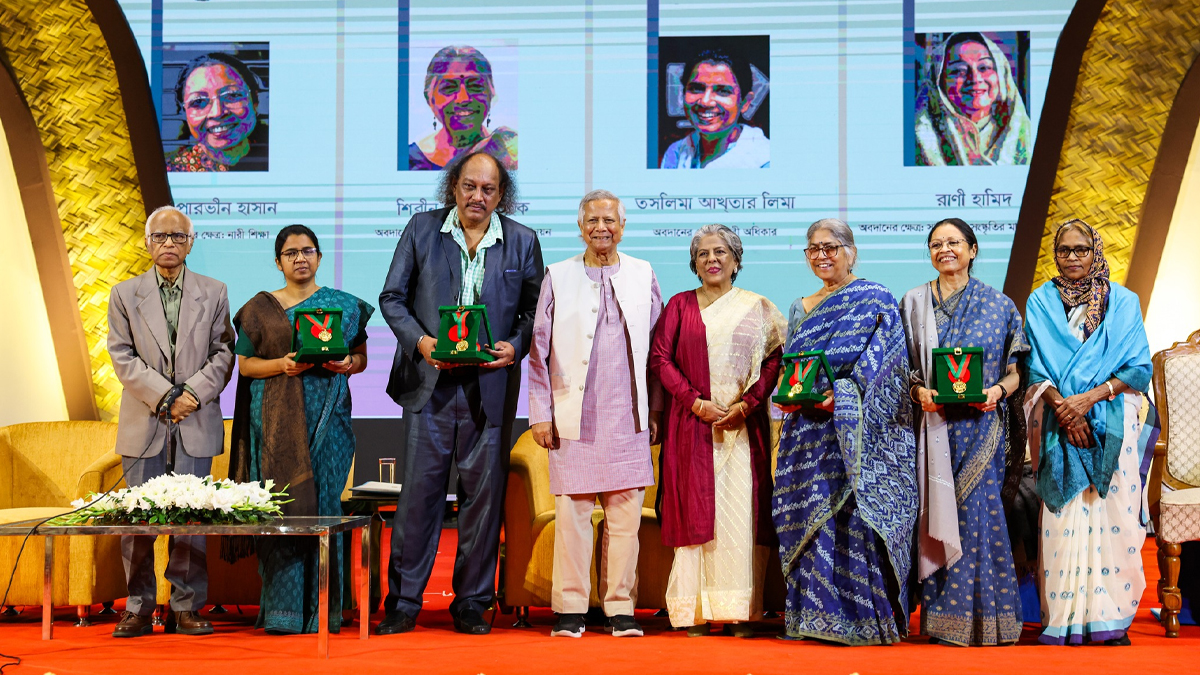 ৪ নারীর হাতে বেগম রোকেয়া পদক তুলে দিলেন প্রধান উপদেষ্টা