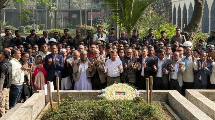 শহীদ ওসমান হাদির কবর জিয়ারত করলেন তারেক রহমান