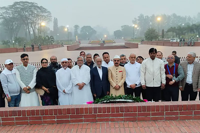 তারেক রহমানের পক্ষে স্মৃতিসৌধে শ্রদ্ধা নিবেদন করলেন দলের নেতারা