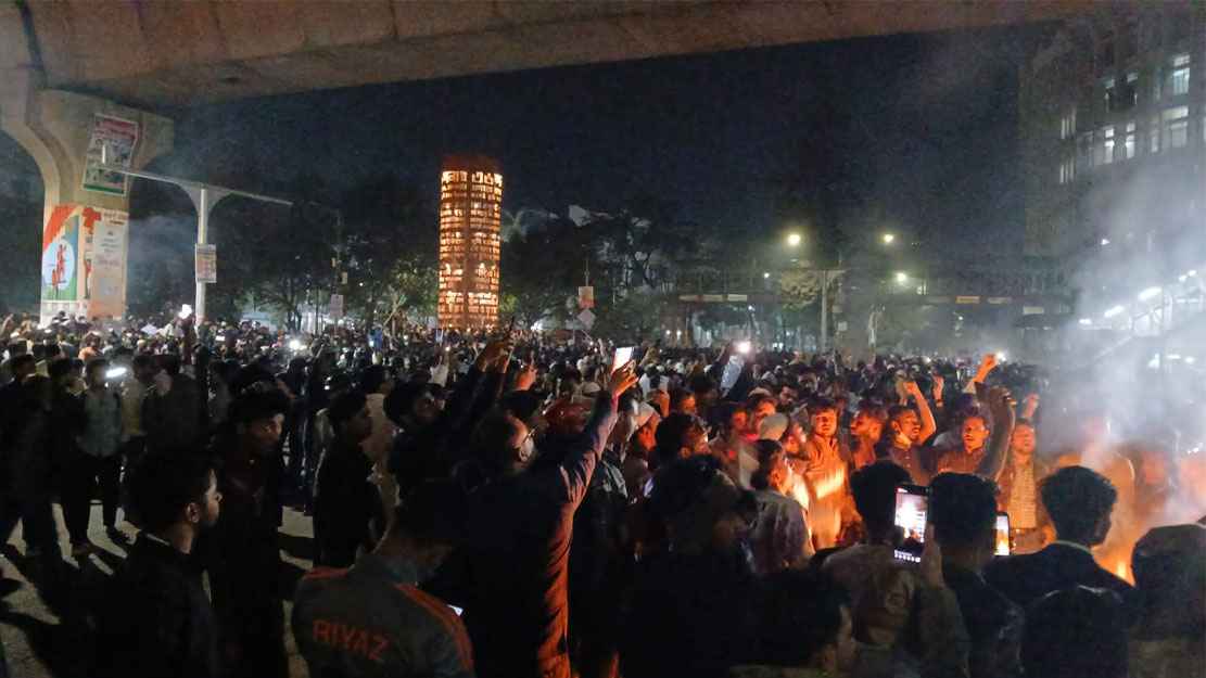 শাহবাগ মোড় অবরোধ, ‘হাদি হাদি’ স্লোগানে উত্তাল রাজধানী
