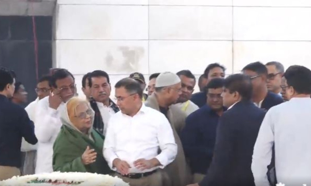বাবার কবর জিয়ারতে সমাধিস্থলে তারেক রহমান