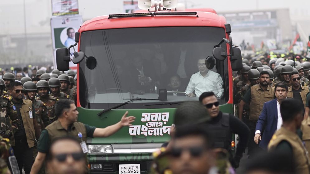 মাকে দেখতে এভারকেয়ারের পথে তারেক রহমান