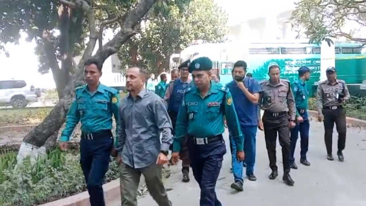 রামপুরায় ২৮ হত্যা: কড়া নিরাপত্তায় ট্রাইব্যুনালে হাজির দুই সেনা কর্মকর্তা