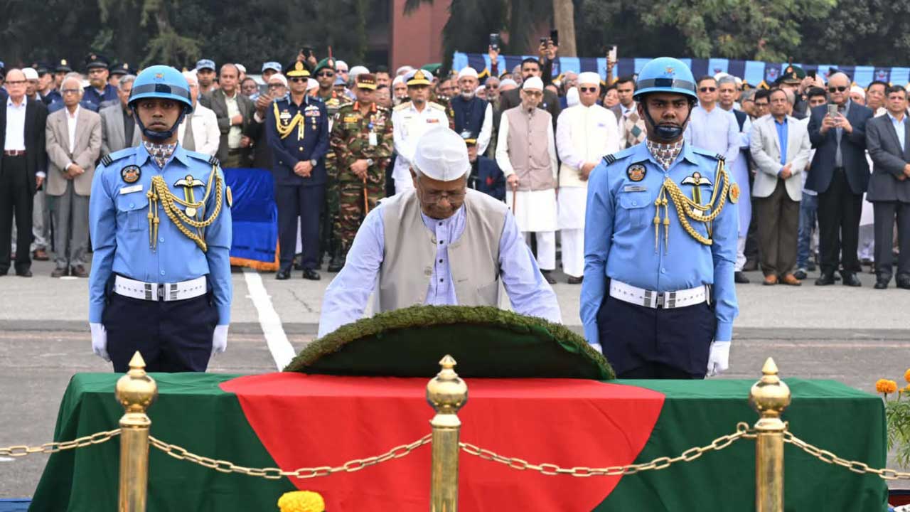 এ কে খন্দকার বীর উত্তমের জানাজায় প্রধান উপদেষ্টা