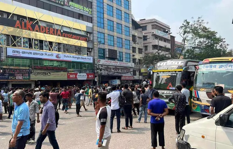 বাড্ডায় ব্যাটারিচালিত রিকশা চালকদের সড়ক অবরোধে যান চলাচল বন্ধ