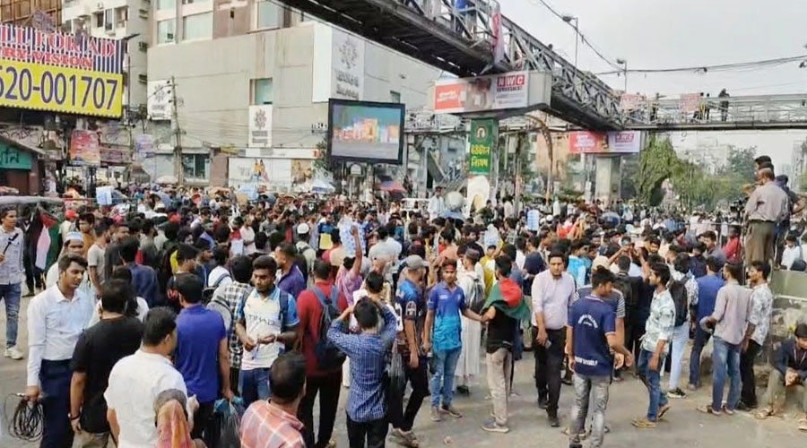 সাত কলেজ সংকট: ঢাকার তিন জায়গায় অবরোধে ব্যাপক যানজট