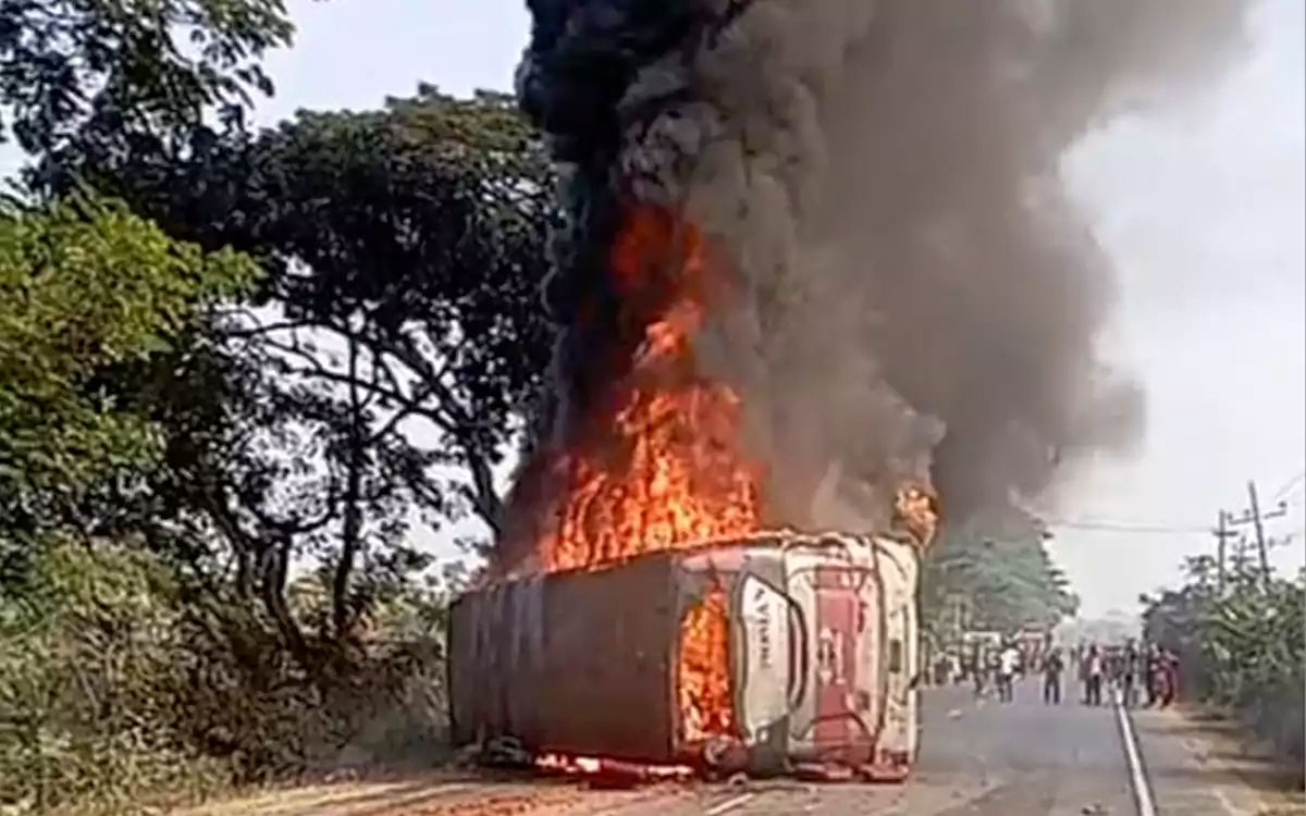 কুমিল্লায় বাসে আগুন, নিহত ৪