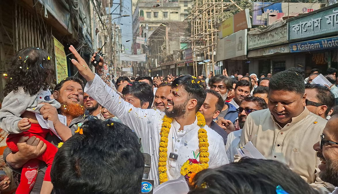 প্রচারে নেমে ইশরাক: ‘আপনাদের সন্তান হিসেবে এসেছি, একটি সুযোগ চাই