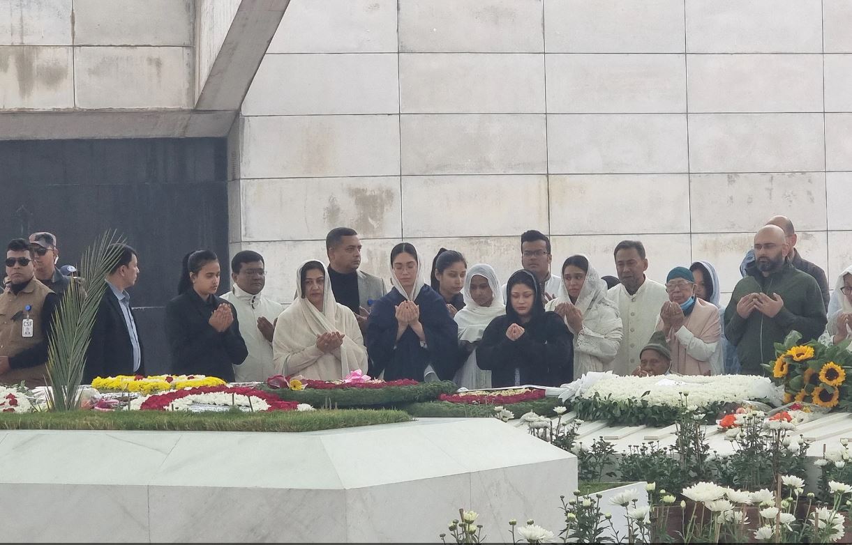 খালেদা জিয়ার কবর জিয়ারত করলেন নাতনি জাইমা ও পরিবারের সদস্যরা