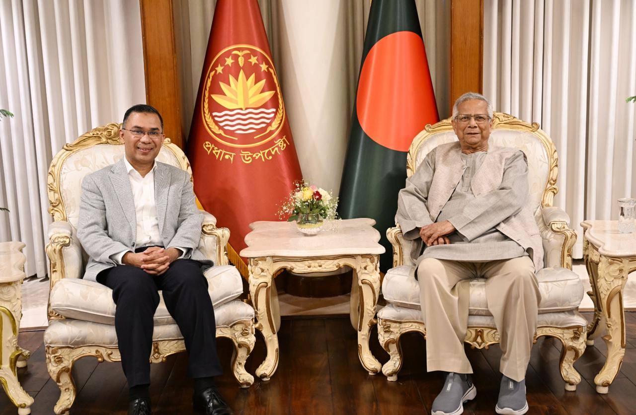 প্রধান উপদেষ্টার সঙ্গে সৌজন্য সাক্ষাতে সপরিবারে যমুনায় তারেক রহমান