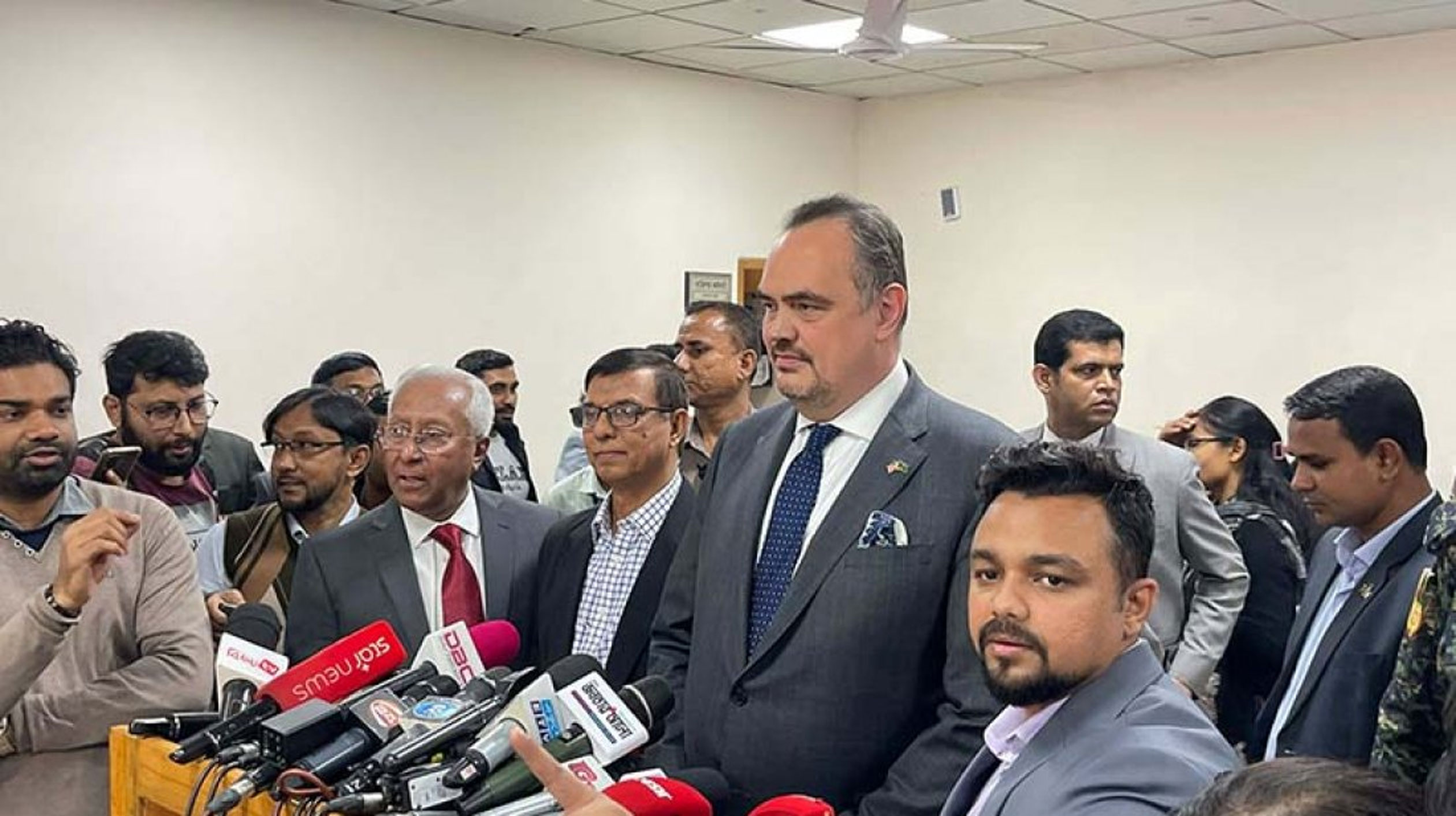 বাংলাদেশের জনগণের নির্বাচিত সরকারের সঙ্গেই কাজ করবে যুক্তরাষ্ট্র: রাষ্ট্রদূত
