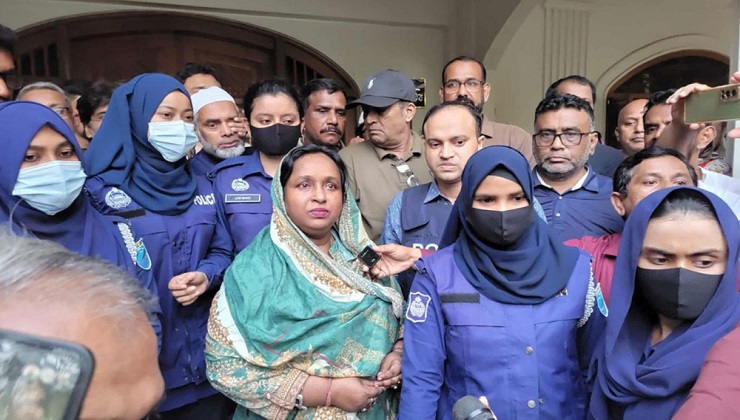 <h5>আবারও গ্রেপ্তার সাবেক মেয়র সেলিনা হায়াৎ আইভী</h5> <h3>সেলিনা হায়াৎ আইভীর বিরুদ্ধে নতুন করে গ্রেপ্তার দেখানো হলো নারায়ণগঞ্জের হত্যা মামলায়</h3>