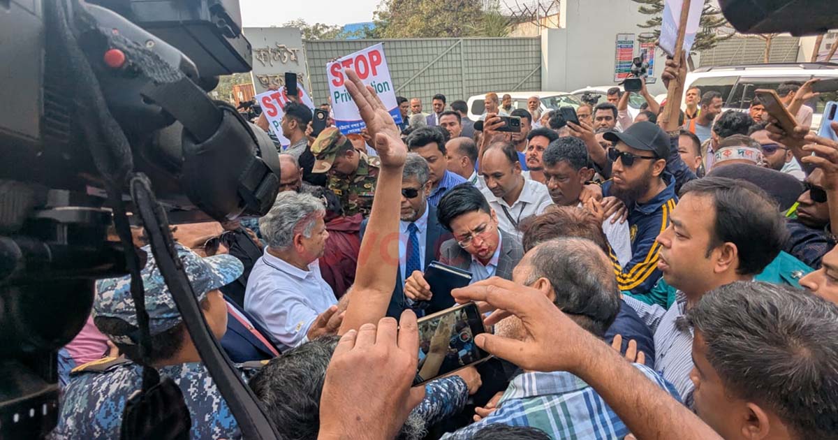 চট্টগ্রাম বন্দরে নৌপরিবহন উপদেষ্টার গাড়ি আটকে শ্রমিকদের বিক্ষোভ