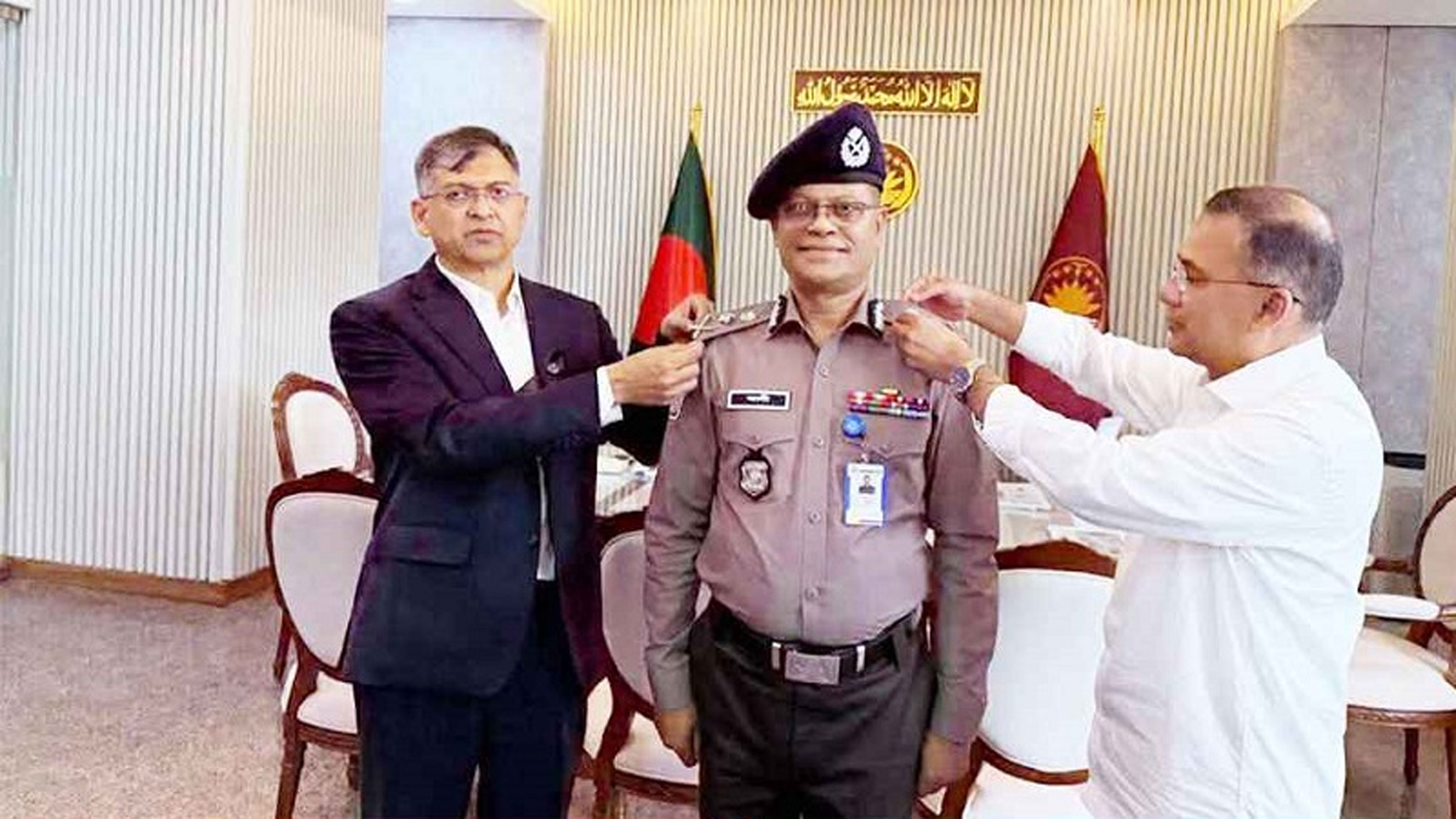 নতুন আইজিপিকে র‍্যাংক ব্যাজ পরিয়ে দিলেন প্রধানমন্ত্রী