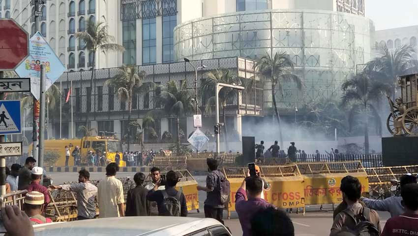 জাবের গুলিবিদ্ধ, ইনকিলাব মঞ্চের নেতাকর্মীদের সঙ্গে পুলিশের সংঘর্ষ