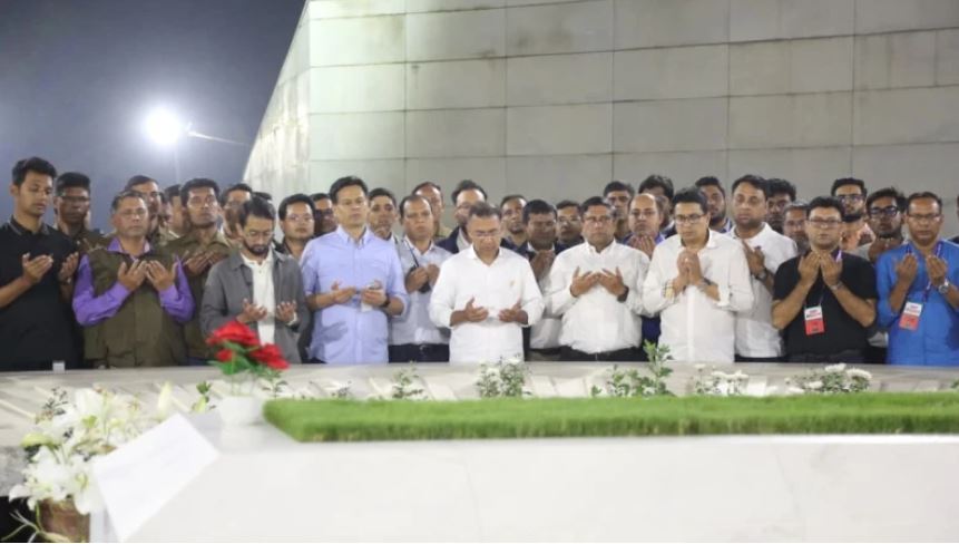নির্বাচনী প্রচারণা শেষে বাবা-মায়ের কবর জিয়ারত করলেন তারেক রহমান