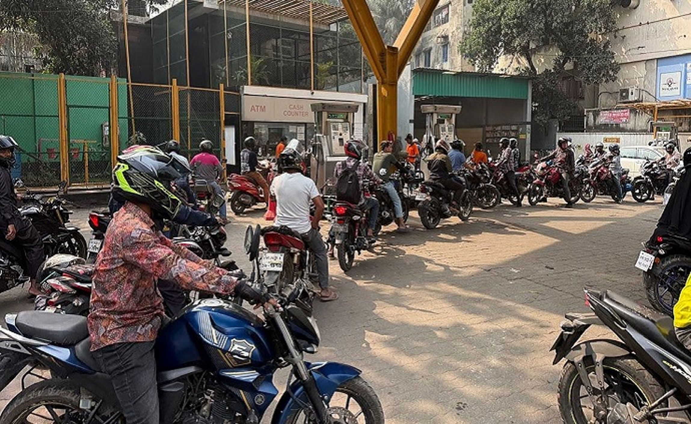 যানবাহনে জ্বালানি তেল নেওয়ার সীমা নির্ধারণ করল বিপিসি