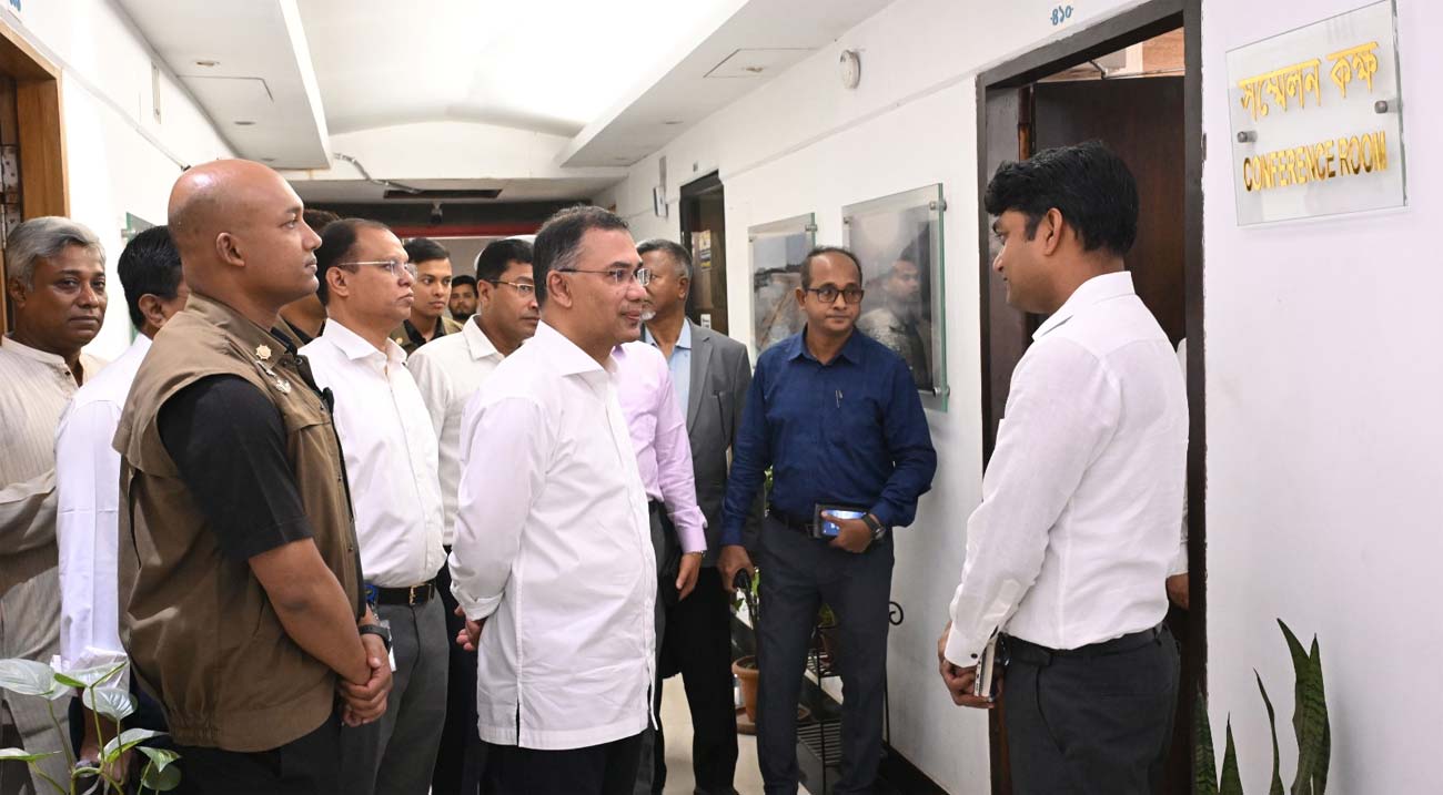 <h5>বিভিন্ন মন্ত্রণালয়ের কার্যক্রম ঘুরে দেখলেন, কর্মকর্তাদের সঙ্গে মতবিনিময়</h5> <h3>আকস্মিক সচিবালয় পরিদর্শনে প্রধানমন্ত্রী তারেক রহমান</h3>