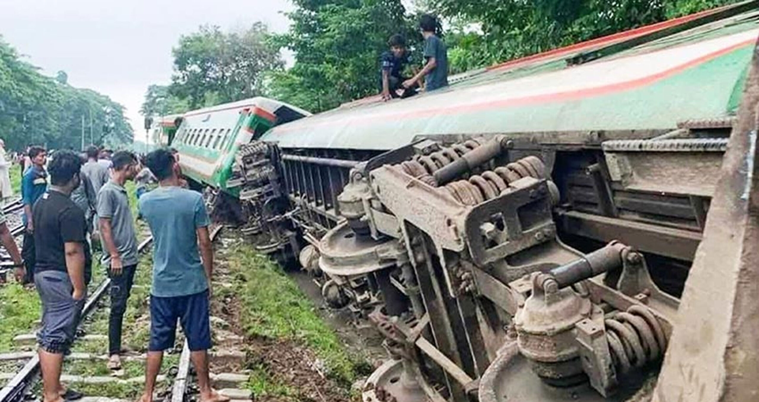 বগুড়ায় নীলসাগর এক্সপ্রেস লাইনচ্যুত, উত্তরবঙ্গের সঙ্গে রেল যোগাযোগ বন্ধ
