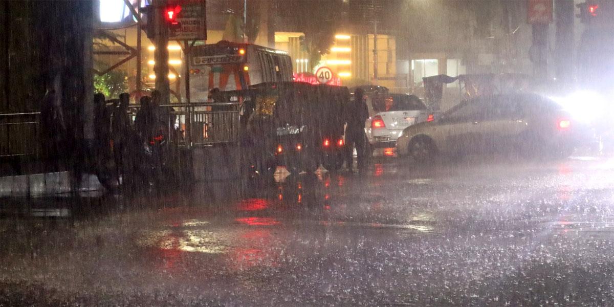 রাজধানীতে মৌসুমের প্রথম শিলাবৃষ্টি, কয়েক দিন বিচ্ছিন্ন ঝড়বৃষ্টির পূর্বাভাস