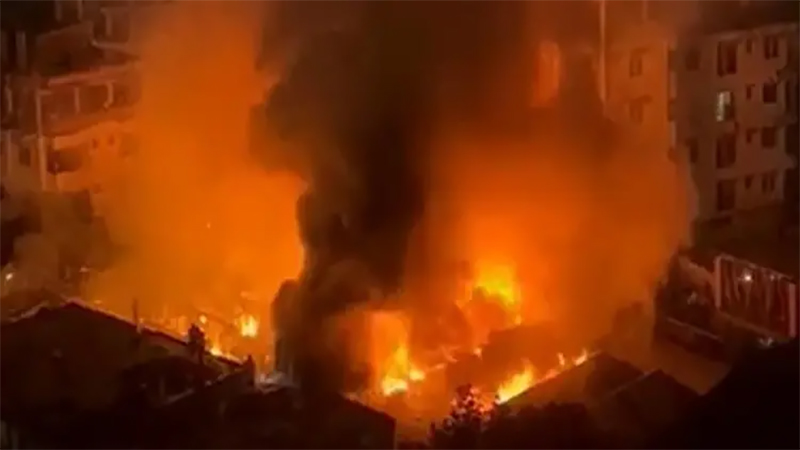 তুরাগের বস্তিতে আগুন, নিয়ন্ত্রণে কাজ করছে ফায়ার সার্ভিসের পাঁচ ইউনিট