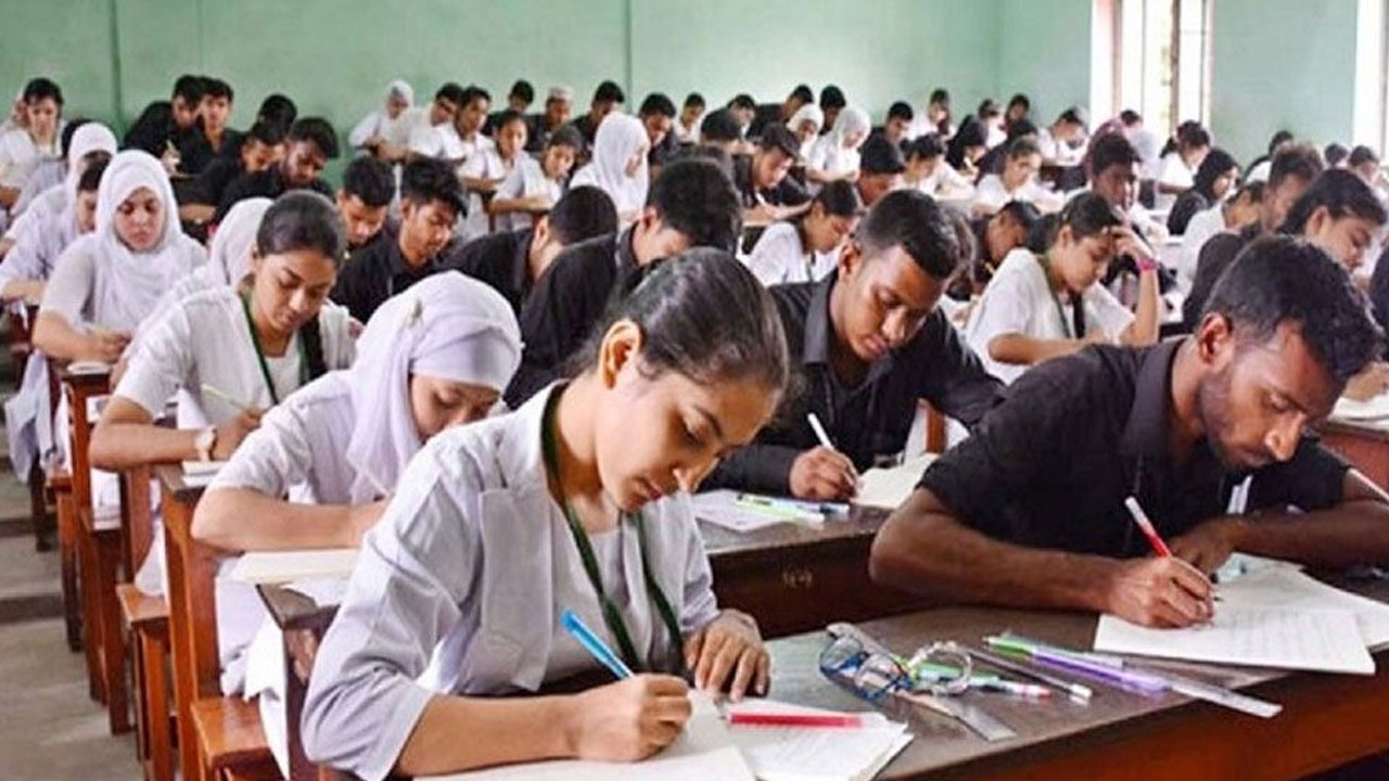 এইচএসসি রুটিন বিলম্বে ক্ষোভ, পরীক্ষার্থীদের চাপ বাড়ছে