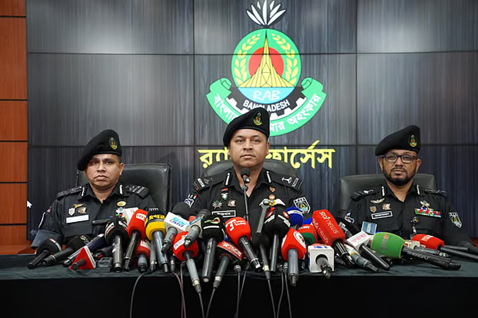 ছিনতাইকারী চক্রের ফাঁদে পড়ে কাস্টমস কর্মকর্তা নিহত, গ্রেপ্তার ৫: র‍্যাব