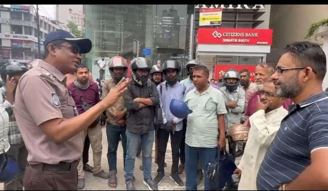 ট্রাফিক গুলশান ডিভিশনের আয়োজনে প্লাস্টিক হেলমেট ভাঙা কর্মসূচী পালিত
