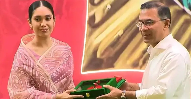 খালেদা জিয়ার পক্ষে স্বাধীনতা পুরস্কার নিলেন নাতনি জাইমা রহমান