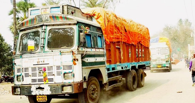 সোনামসজিদ স্থলবন্দর দিয়ে ১৮ দিন পর আবারও পাথর আমদানি শুরু