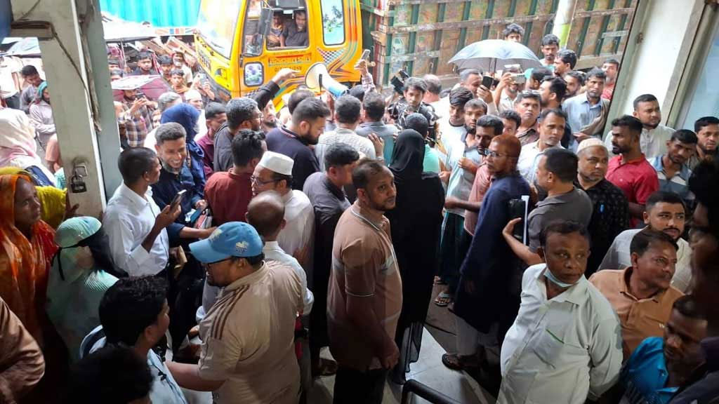 চট্টগ্রামে একীভূত ব্যাংকের আমানতকারীদের বিক্ষোভ, ‘হেয়ার কাট’ বাতিলের দাবি