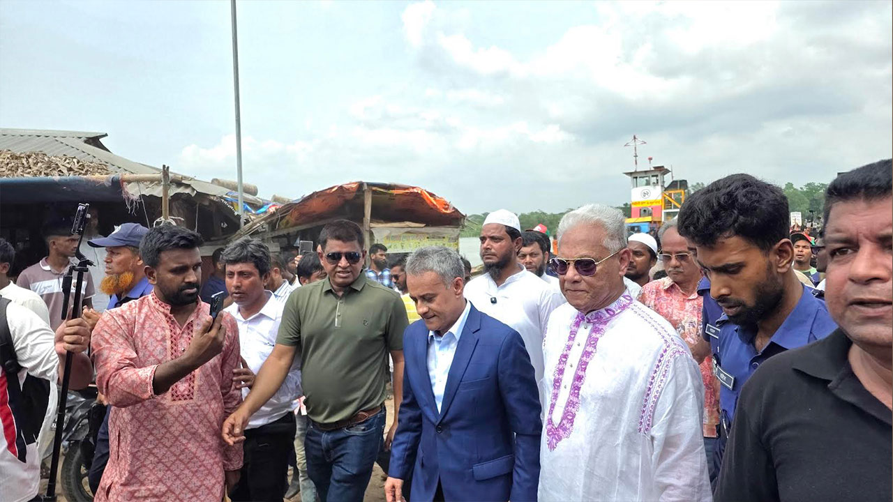 ‘স্বপ্নের সেতু’ পরিদর্শনে গিয়ে উত্তেজনা, বাউফলে প্রায় এক ঘণ্টা অবরুদ্ধ সেতুমন্ত্রী