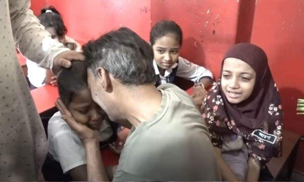 সহপাঠীদের মাঝে মেয়েকে খুঁজলেন রামিসার বাবা, কান্নায় ভারী হলো স্কুল প্রাঙ্গণ