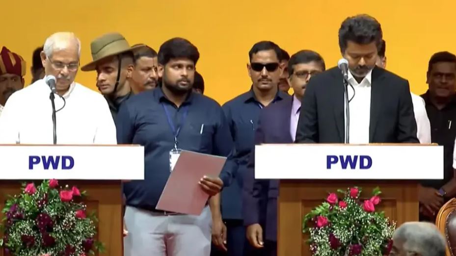 তামিলনাড়ুর মুখ্যমন্ত্রী হিসেবে শপথ নিলেন থালাপতি বিজয়
